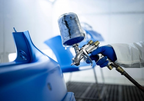 What are the main differences between automatic spray guns and manual spray guns?