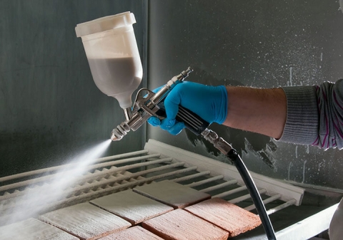 How does the ceramic spray gun differ from other types of automatic spray guns?