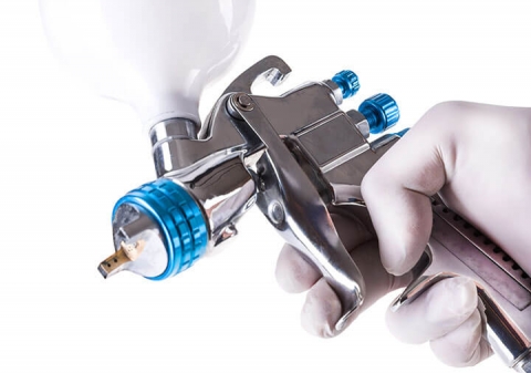 What maintenance is required for automatic spray guns to ensure optimal performance?